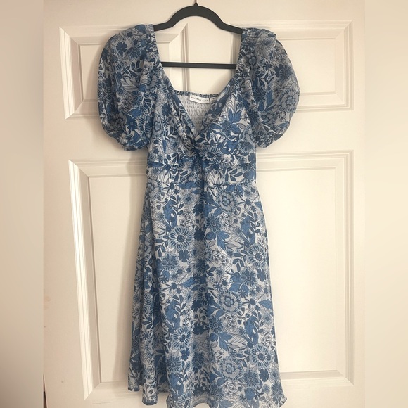 Sincerly Jules Dresses & Skirts - Sincerely Jules 💙 blue and white floral dress